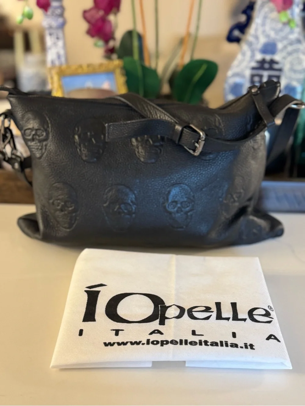 ๐ค๐ค IO PELLE ITALIA BLACK LEATHER SCULLS BAG! ๐ค๐ค - Picture 1 of 11